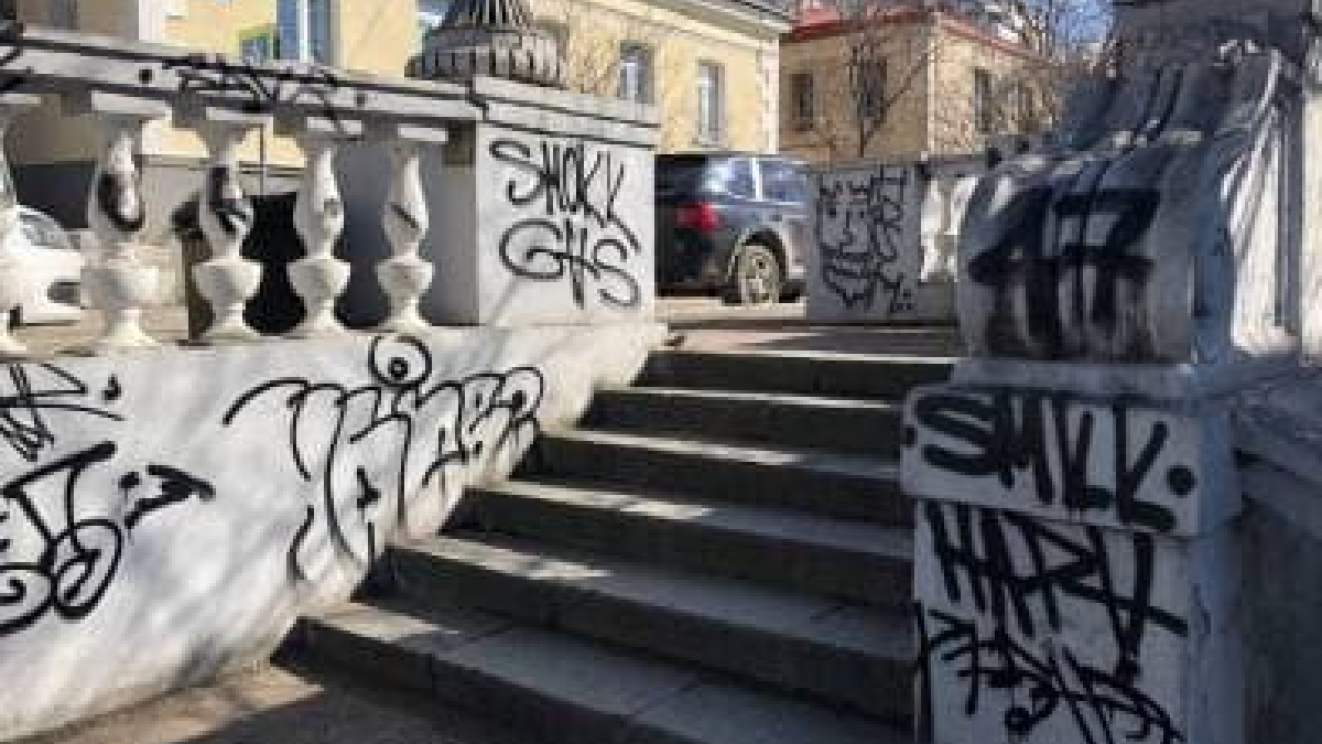 Трьом севастопольцям загрожує тюремний термін за графіті на Таврійських сходах